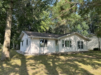 This is a must-see cozy cottage, located in Canadian Lakes with on Canadian Lakes Country Club-The Pines Course in Michigan - for sale on GolfHomes.com, golf home, golf lot