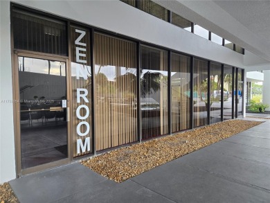 COME AND FALL IN LOVE WITH THIS TASTEFULLY RENOVATED CONDO! 2 on Inverrary Country Club in Florida - for sale on GolfHomes.com, golf home, golf lot