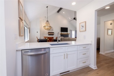 Rare opportunity in Keowee Key! This updated, fully furnished on Keowee Key Golf and Country Club in South Carolina - for sale on GolfHomes.com, golf home, golf lot