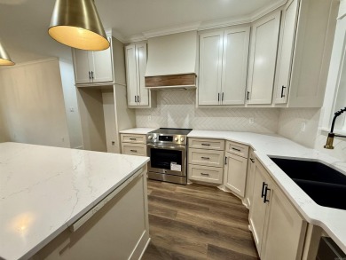 Escape to Beautiful Hot Springs Village, Arkansas!  3 Bed | 2.5 on Granada Golf Course in Arkansas - for sale on GolfHomes.com, golf home, golf lot