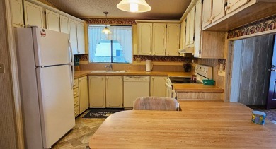Furnished, spacious 2 bedroom 2 bath home in 55 + Resort style on Zephyrhills Municipal Golf Course in Florida - for sale on GolfHomes.com, golf home, golf lot