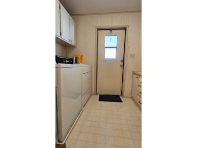 Furnished, spacious 2 bedroom 2 bath home in 55 + Resort style on Zephyrhills Municipal Golf Course in Florida - for sale on GolfHomes.com, golf home, golf lot