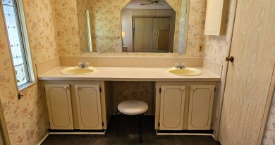 Furnished, spacious 2 bedroom 2 bath home in 55 + Resort style on Zephyrhills Municipal Golf Course in Florida - for sale on GolfHomes.com, golf home, golf lot
