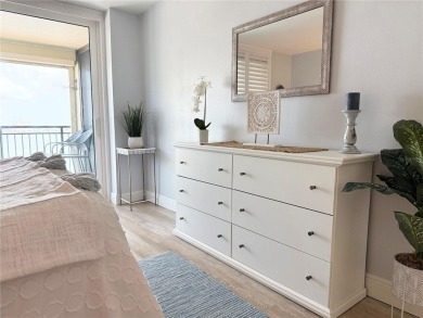 Back on the market with a NEW PRICE, A NEW LOOK AND A BEAUTIFUL on Isla Del Sol Yacht and Country Club in Florida - for sale on GolfHomes.com, golf home, golf lot