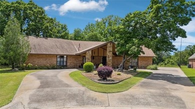 Beautifully remodeled full brick home nestled in a cul-de-sac on on Indian Springs Country Club in Oklahoma - for sale on GolfHomes.com, golf home, golf lot