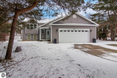 Charming 3 bedrooms, 2 baths home offers just the right amount on Bay Meadows Golf Course - Executive in Michigan - for sale on GolfHomes.com, golf home, golf lot