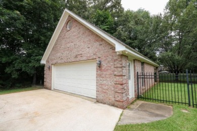 This charming home offers a comfortable, one story layout on Tupelo Country Club in Mississippi - for sale on GolfHomes.com, golf home, golf lot