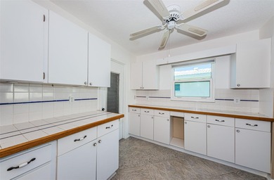 One or more photo(s) has been virtually staged. Welcome to this on Mainlands Golf Club in Florida - for sale on GolfHomes.com, golf home, golf lot