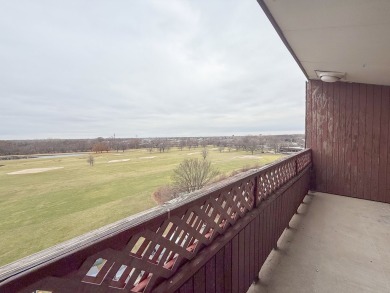 Spacious 1-bedroom, 1-bath penthouse condo in a gated South on River Oaks Golf Course in Illinois - for sale on GolfHomes.com, golf home, golf lot