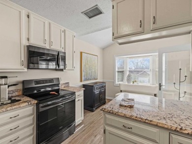 Newly updated top floor condo in Quail Ridge! Recently updated on Owensboro Country Club in Kentucky - for sale on GolfHomes.com, golf home, golf lot