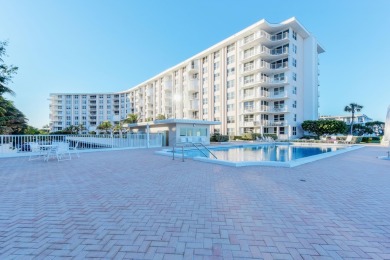 Gorgeous One-bedroom, one and half bath Pied-a-Terre warm, cozy on Palm Beach Par-3 Golf Course in Florida - for sale on GolfHomes.com, golf home, golf lot