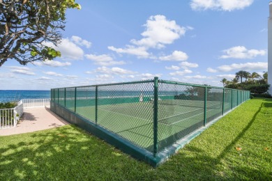 Gorgeous One-bedroom, one and half bath Pied-a-Terre warm, cozy on Palm Beach Par-3 Golf Course in Florida - for sale on GolfHomes.com, golf home, golf lot