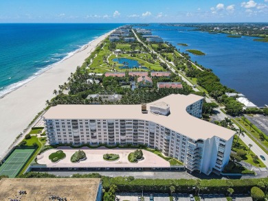 Gorgeous One-bedroom, one and half bath Pied-a-Terre warm, cozy on Palm Beach Par-3 Golf Course in Florida - for sale on GolfHomes.com, golf home, golf lot