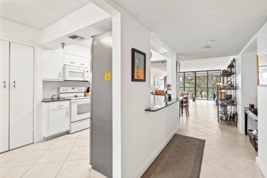 Best deal in The Glens. Beautiful two bedroom condo at the Glens on The Country Club At Boca Raton in Florida - for sale on GolfHomes.com, golf home, golf lot