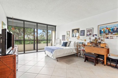 Best deal in The Glens. Beautiful two bedroom condo at the Glens on The Country Club At Boca Raton in Florida - for sale on GolfHomes.com, golf home, golf lot
