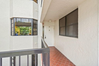 Best deal in The Glens. Beautiful two bedroom condo at the Glens on The Country Club At Boca Raton in Florida - for sale on GolfHomes.com, golf home, golf lot