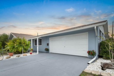 NO HOA** GENERATOR HOOKUP**  This well maintained 2-bedroom on North Lakes Golf Course in Florida - for sale on GolfHomes.com, golf home, golf lot