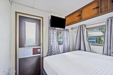 Take a look at this camper with a sunroom located in Holiday Out on Lake Tansi Village Country Club in Tennessee - for sale on GolfHomes.com, golf home, golf lot