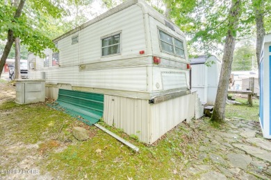 Take a look at this camper with a sunroom located in Holiday Out on Lake Tansi Village Country Club in Tennessee - for sale on GolfHomes.com, golf home, golf lot