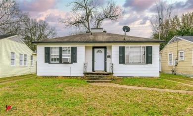 Welcome to this charming 2 bedroom 1 bath home located in the on Querbes Park Golf Course in Louisiana - for sale on GolfHomes.com, golf home, golf lot