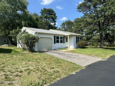 Charming 2 bedroom, 1 bath home situated on a desirable corner on Keswick Village Golf Course in New Jersey - for sale on GolfHomes.com, golf home, golf lot
