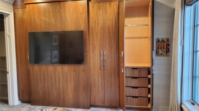 Utmost elegance meets ultra-spaciousness in this rare gem of a on North Hills Country Club in New York - for sale on GolfHomes.com, golf home, golf lot