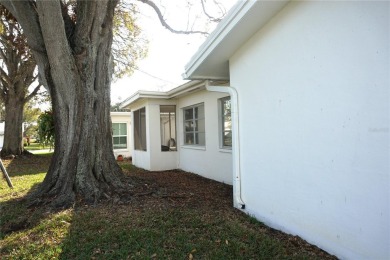 This well-maintained Baldwin floor plan offers 1,094 sq. ft. of on Mainlands Golf Club in Florida - for sale on GolfHomes.com, golf home, golf lot