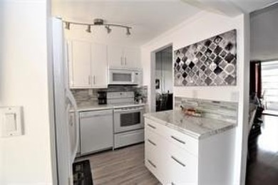 Bright and open 1/1 condo in Phase 3 of Sunrise Lakes community on Sunrise Lakes Phase III in Florida - for sale on GolfHomes.com, golf home, golf lot