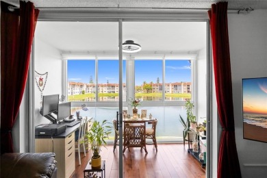 Bright and open 1/1 condo in Phase 3 of Sunrise Lakes community on Sunrise Lakes Phase III in Florida - for sale on GolfHomes.com, golf home, golf lot