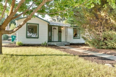 This cutie is the perfect starter home! 2 bedrooms, 1 nice sized on Esmeralda Golf Course in Washington - for sale on GolfHomes.com, golf home, golf lot