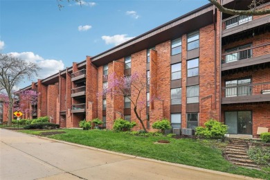 Wow! Beautifully renovated, spacious condo in the heart of Creve on Creve Coeur Golf Course in Missouri - for sale on GolfHomes.com, golf home, golf lot