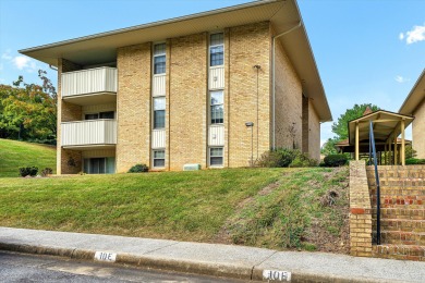 This move-in ready 2 bedroom, 2 bath flat is nestled in on Hunting Hills Country Club in Virginia - for sale on GolfHomes.com, golf home, golf lot
