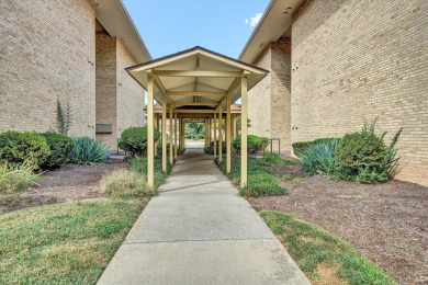 This move-in ready 2 bedroom, 2 bath flat is nestled in on Hunting Hills Country Club in Virginia - for sale on GolfHomes.com, golf home, golf lot