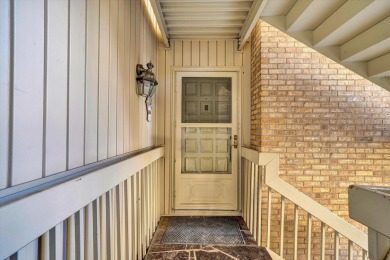 This move-in ready 2 bedroom, 2 bath flat is nestled in on Hunting Hills Country Club in Virginia - for sale on GolfHomes.com, golf home, golf lot