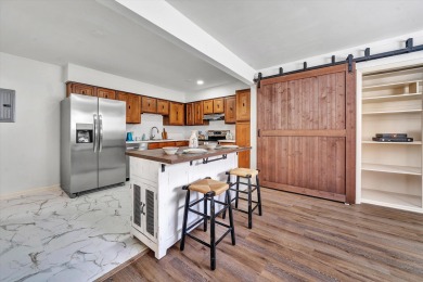 This move-in ready 2 bedroom, 2 bath flat is nestled in on Hunting Hills Country Club in Virginia - for sale on GolfHomes.com, golf home, golf lot