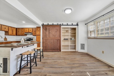 This move-in ready 2 bedroom, 2 bath flat is nestled in on Hunting Hills Country Club in Virginia - for sale on GolfHomes.com, golf home, golf lot