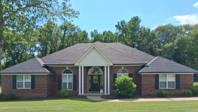 Beautifully updated 3 bed, 2.5 bath home located directly across on Chamberlyne Country Club in Arkansas - for sale on GolfHomes.com, golf home, golf lot