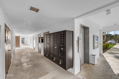 UPDATED. GOLF NEXT DOOR. MINUTES TO THE BEACH. This 2-bed on Holiday Golf Club in Florida - for sale on GolfHomes.com, golf home, golf lot