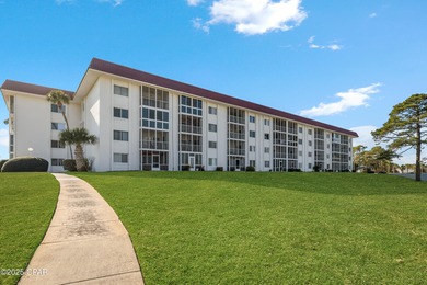 UPDATED. GOLF NEXT DOOR. MINUTES TO THE BEACH. This 2-bed on Holiday Golf Club in Florida - for sale on GolfHomes.com, golf home, golf lot