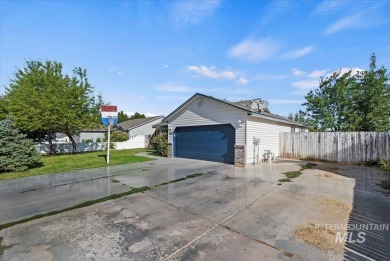 Welcome to this charming single level home in South Nampa, where on Hunters Point Golf Club in Idaho - for sale on GolfHomes.com, golf home, golf lot