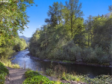 Beautiful upper level condo in the Shadow Hawk community.  Large on The Resort at the Mountain in Oregon - for sale on GolfHomes.com, golf home, golf lot