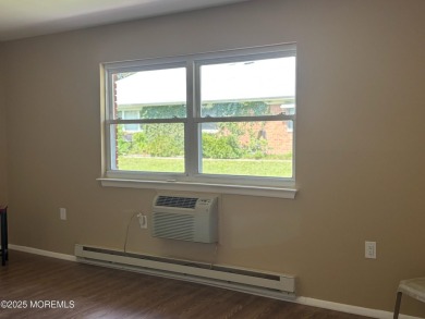 55+community in Crestwood Village One. This updated one bedroom on Keswick Village Golf Course in New Jersey - for sale on GolfHomes.com, golf home, golf lot