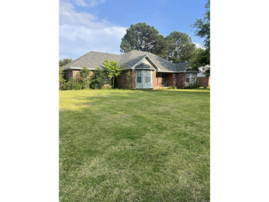 3 Bed, 2 full bath, 3 Car garage in Foxwood Subdivision. Home on Foxwood Golf Club in Arkansas - for sale on GolfHomes.com, golf home, golf lot