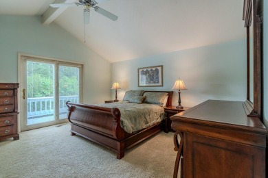 Beautifully maintained single level home in the Oak Knoll Golf on Oak Knoll Golf Course in Oregon - for sale on GolfHomes.com, golf home, golf lot