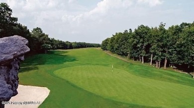 Cool vibe in this bright, open, tastefully appointed 3 BR/3 Bath on Eagle Rock Golf and Ski Resort in Pennsylvania - for sale on GolfHomes.com, golf home, golf lot