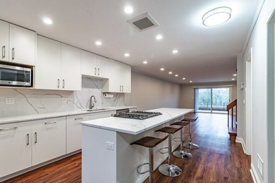 Beautifully updated Manors townhome. This rarely available on Bob-O-Link Golf Club in Illinois - for sale on GolfHomes.com, golf home, golf lot