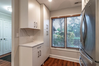 Beautifully updated Manors townhome. This rarely available on Bob-O-Link Golf Club in Illinois - for sale on GolfHomes.com, golf home, golf lot