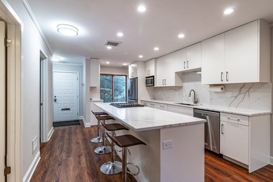 Beautifully updated Manors townhome. This rarely available on Bob-O-Link Golf Club in Illinois - for sale on GolfHomes.com, golf home, golf lot