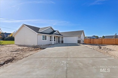 Welcome to this stunning new construction home with modern on Hunters Point Golf Club in Idaho - for sale on GolfHomes.com, golf home, golf lot