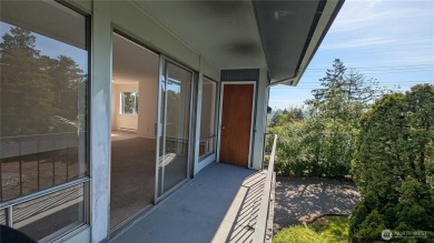 The only 2B2B  Move-In Ready Condo Under 200k in Seattle on Rainier Golf and Country Club in Washington - for sale on GolfHomes.com, golf home, golf lot